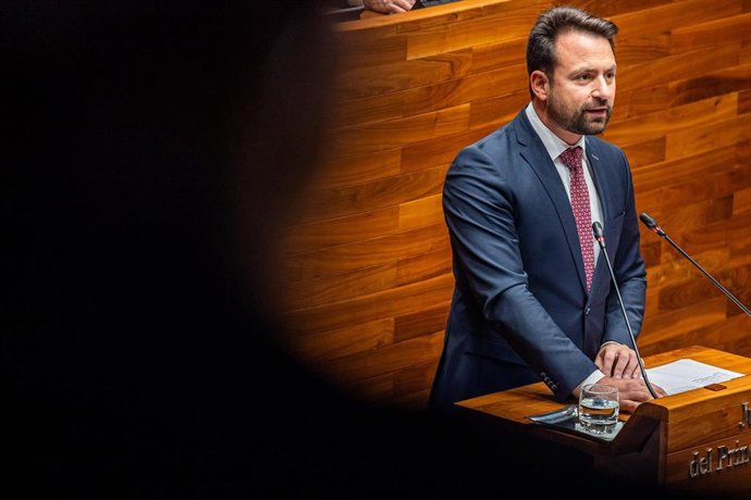 El presidente del PP de Asturias y portavoz parlamentario, Álvaro Queipo, durante el Pleno en la Junta General.