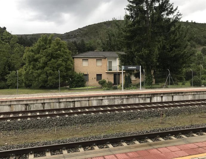 Archivo - Estación de tren con las vías en primer plano