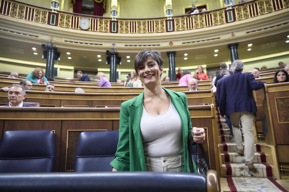 La ministra de Vivienda, Isabel Rodríguez, durante una sesión de control en el Gobierno, en el Congreso de los Diputados, a 24 de septiembre de 2025, en Madrid (España). La ausencia del presidente del Gobierno, quien se encuentra en Nueva York para part