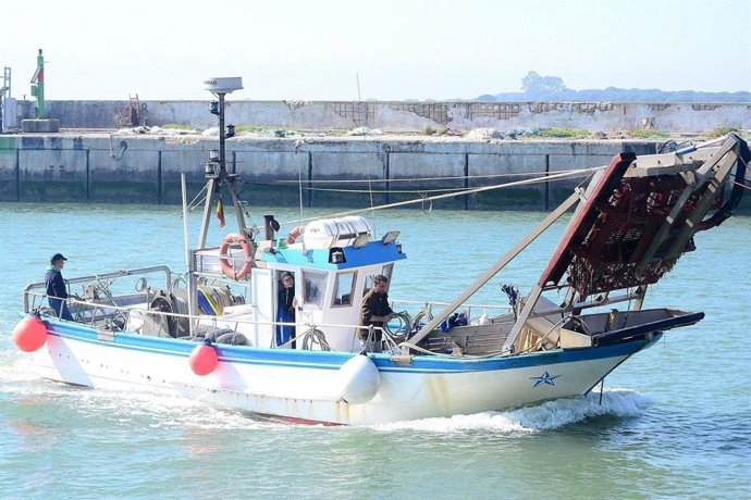 Buque mariscador de chirla.