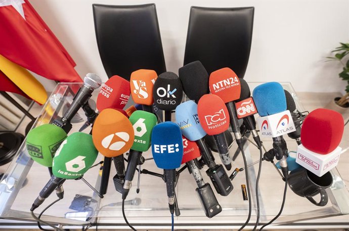 Archivo - Arquivo - Mais de uma dúzia de microfones de diferentes meios de comunicação durante uma coletiva de imprensa realizada pelos advogados de Edwin Arrieta, nos escritórios da Ospina Abogados, após a audiência da sentença no "caso Sancho", em 29 de