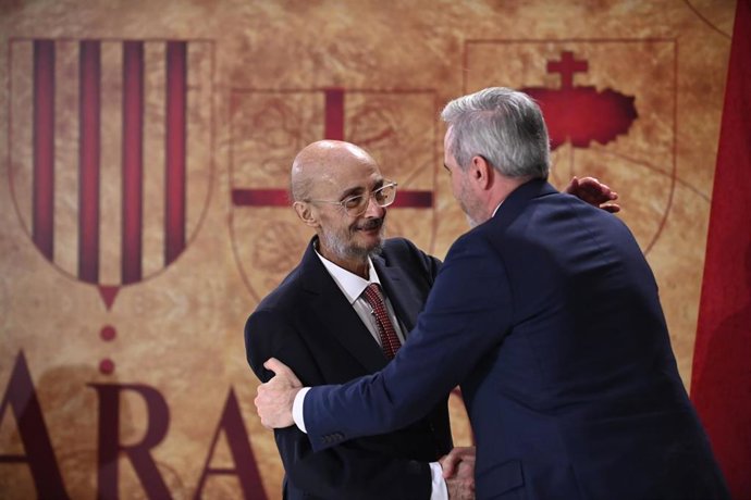 Archivo - El expresidente de Aragón Javier Lambán (i) y el presidente del Gobierno de Aragón, Jorge Azcón (d), durante el acto de entrega del retrato de Javier Lambán, en la sala de la Corona del Edificio Pignatelli.
