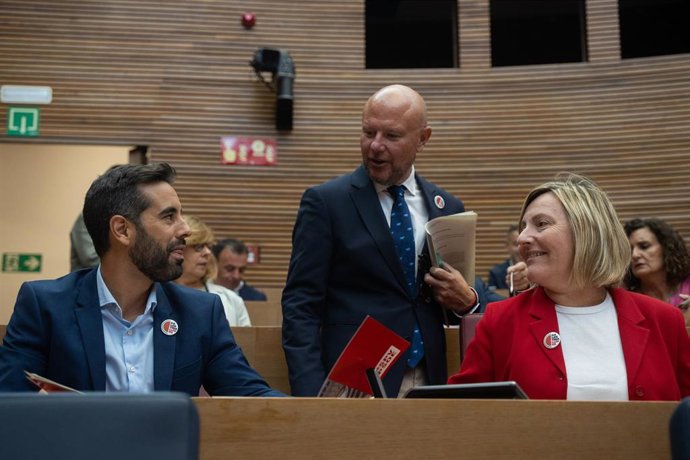 El portavoz del PSOE en las Corts de Valencia, José Muñoz (i), durante el Debate de Política General, en les Corts Valencianes, a 23 de septiembre de 2025, en Valencia, Comunidad Valenciana (España). Mazón protagoniza este martes el segundo Debate de Polí