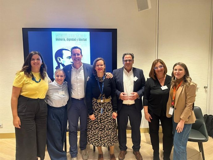 Un acto organizado por Leire Pajín recuerda al poeta oriolano Miguel Hernández en el Parlamento Europeo