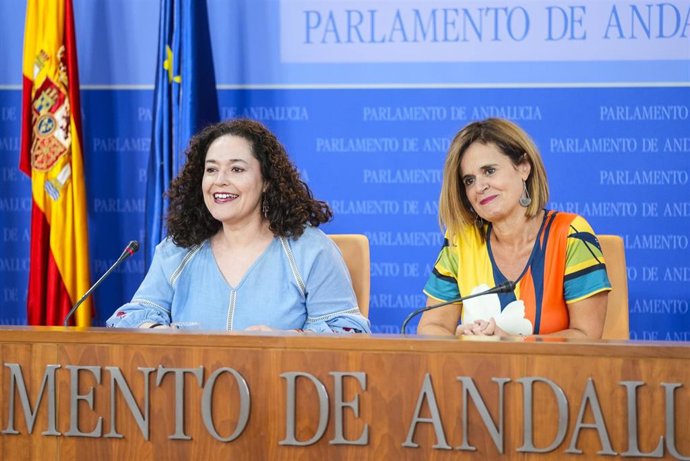 La portavoz del Grupo Por Andalucía, Inmaculada Nieto, y la diputada Esperanza Gómez Corona, este miércoles en rueda de prensa.  