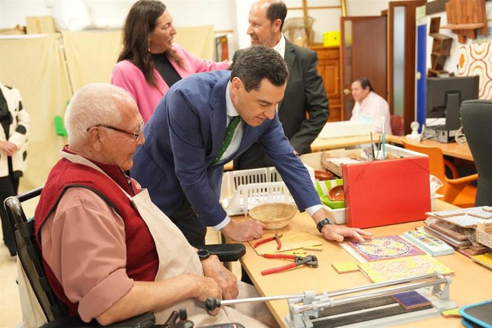 Archivo - El presidente de la Junta de Andalucía, Juanma Moreno, durante su visita a la residencia de mayores La Orden de Huelva.