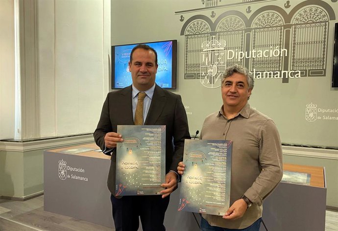 El diputado de Cultura, David Mingo (i) y el director del Festival de Teatro de Ciudad Rodrigo, Manuel Jesús González.