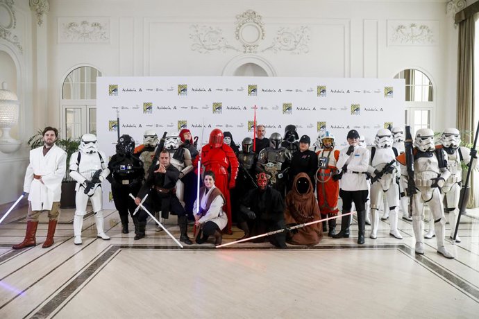 Archivo - Personas disfrazadas de personajes de la Star Wars en la presentación de la San Diego Comic-Con. A 10 de marzo de 2025, en Málaga (Andalucía, España). El presidente de la Junta de Andalucía, Juanma Moreno, interviene en la presentación de la San