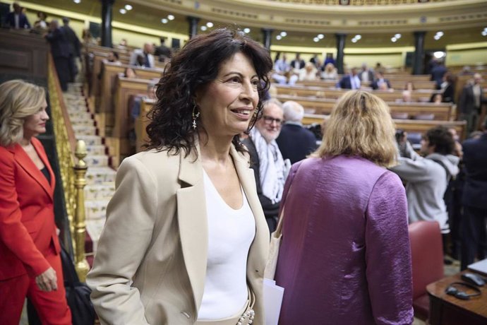 La ministra de Igualdad, Ana Redondo, llega a una sesión de control en el Gobierno, en el Congreso de los Diputados, a 24 de septiembre de 2025, en Madrid (España). 