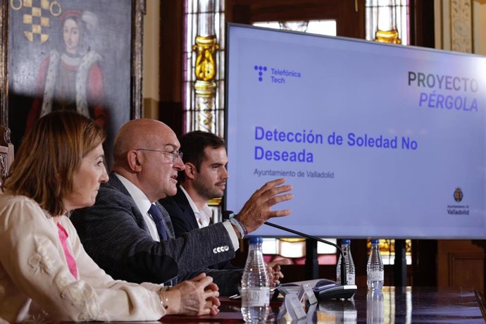 El alcalde de Valladolid, Jesús Julio Carnero; la directora territorial de Telefónica, Beatriz Herranz, y el concejal de Personas Mayores, Familia y Servicios Sociales, Rodrigo Nieto.