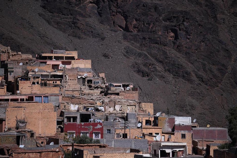 Archivo - Vista de las casas del pueblo destrozadas por un terremoto