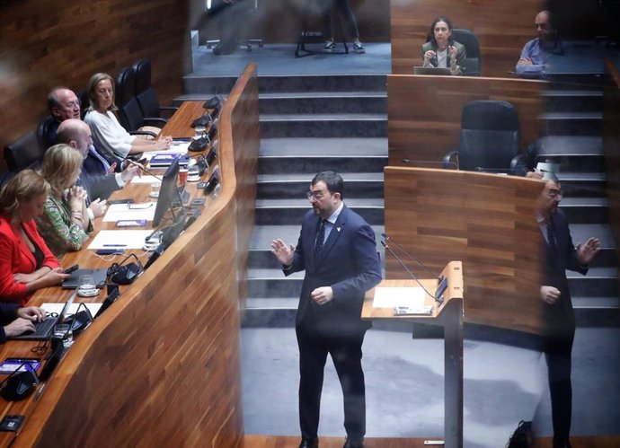 El presidente del Principado, Adrián Barbón, en el hemiciclo de la Junta General.