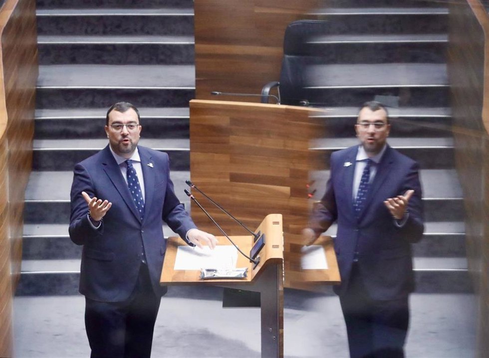 El presidente del Principado, Adrián Barbón, interviene en la Junta General.
