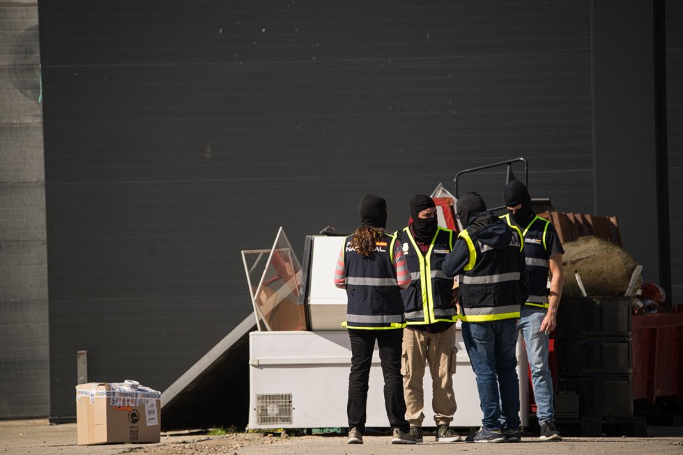 Personal de la Policía Nacional trabaja en un operativo, a 24 de septiembre de 2025, en Pontevedra, Galicia (España).