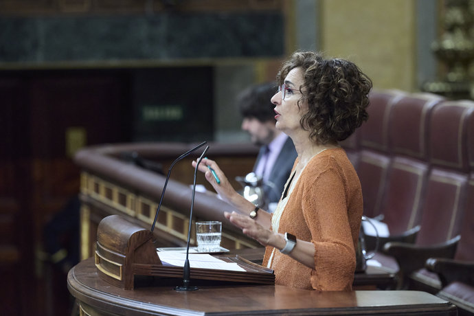 La vicepresidenta primera y ministra de Hacienda, María Jesús Montero, interviene durante una sesión plenaria, en el Congreso de los Diputados, a 24 de septiembre de 2025, en Madrid (España).
