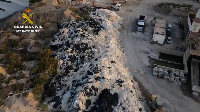 Archivo - Acopio de plásticos y residuos agrícolas en una de las fincas de Roquetas de Mar (Almería) investigadas. 