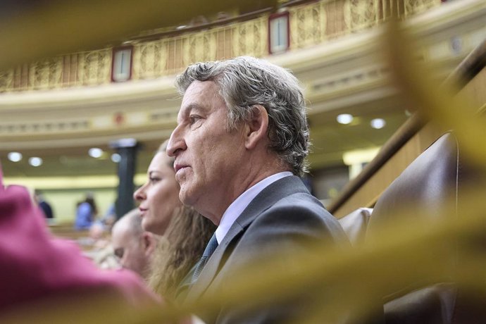 El presidente del PP, Alberto Núñez Feijóo, durante una sesión de control en el Gobierno, en el Congreso de los Diputados, a 24 de septiembre de 2025, en Madrid (España). La ausencia del presidente del Gobierno, quien se encuentra en Nueva York para parti