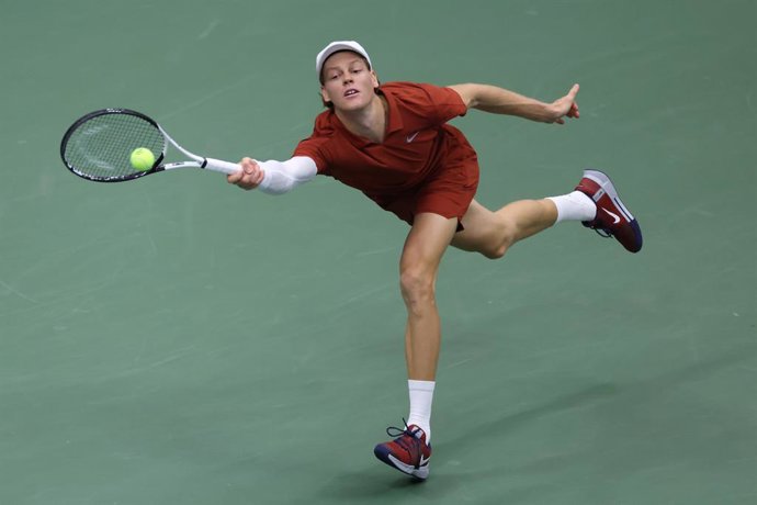 07 September 2025, US, New York City: Italian tennis player Jannik Sinner plays a forehand return against Spain's Carlos Alcaraz during the men's singles final at the US Open at the USTA Billie Jean King National Tennis Center. Photo: Marcin Cholewinski/Z