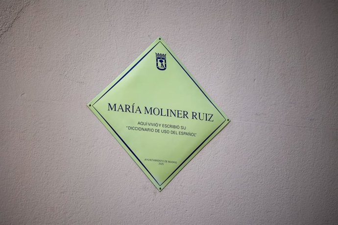 Acto de descubrimiento de la placa homenaje a María Moliner en su casa de Tetuán
