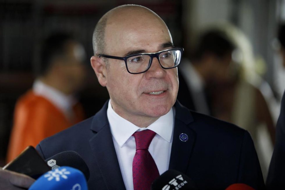 Archivo - El nuevo rector, Pedro Mercado, atiende a los medios de comunicación en imagen de archivo