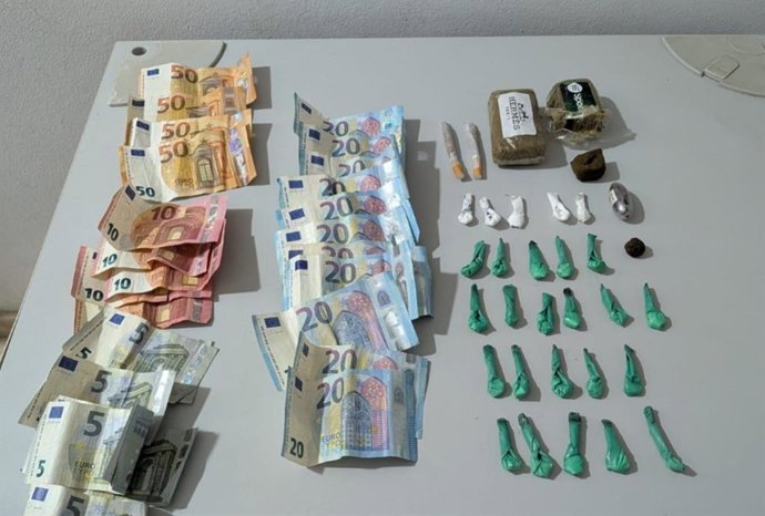 Droga y dinero intervenido a un detenido en Los Caños de Meca.