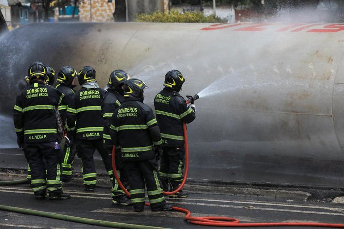 Despliegue de los Bomberos tras la explosión de un camión cisterna en Ciudad de México
