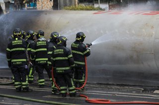 Despliegue de los Bomberos tras la explosión de un camión cisterna en Ciudad de México