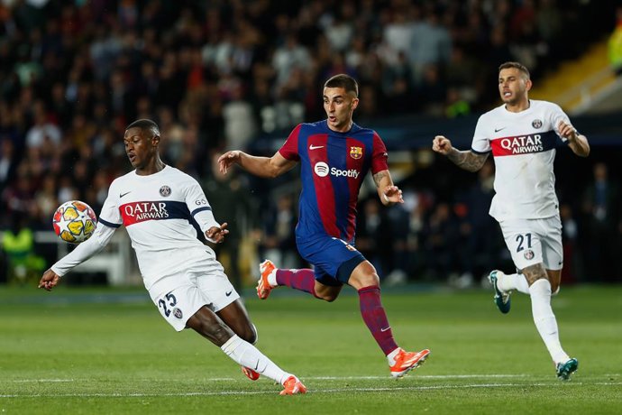Archivo - Nuno Mendes of PSG and Ferran Torres of FC Barcelona in action during the UEFA Champions League, Quarter-final Second Leg, match played between FC Barcelona and Paris Saint-Germain FC at Estadio Olimpico de Montjuic on April 16, 2024, in Barcelo