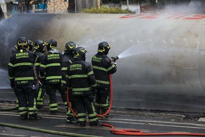 10 de setembro de 2025, Cidade do México, Cdmx, México: Bombeiros apagam o fogo após a explosão de um caminhão-tanque de gás que capotou perto da Puente La Concordia em Iztapalapa, deixando 57 pessoas feridas, 19 das quais em estado grave. em 10 de setemb