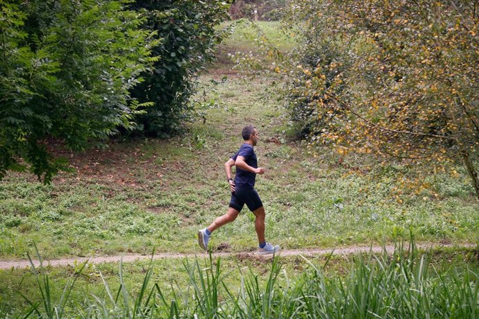 Archivo - Un hombre corre por un parque en Lugo, Galicia (España). 