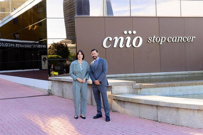 La ministra de Ciencia, Innovación y Universidades, Diana Morant, ha visitado el Centro Nacional de Investigaciones Oncológicas (CNIO), donde se ha reunido con el que será su nuevo director científico, Raúl Rabadán.
