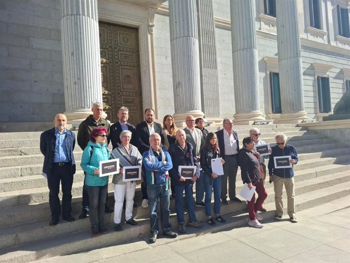 Representante de la Coordinadora de apoyo a la querella argentina contra crímenes de franquismo piden ante el Congreso el fin de 50 años de impunidad