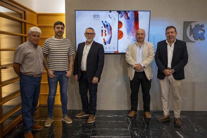 El delegado de Cultura de la Diputación de Córdoba, Gabriel Duque (segundo por la dcha.), en la presentación de la X Bienal de Arte de Villa del Río.