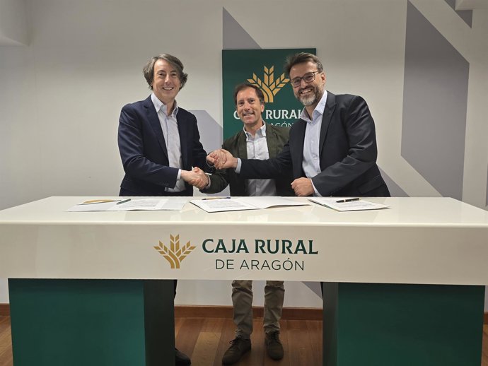 Caja Rural de Aragón ha suscrito este miércoles su adhesión al acuerdo del Grupo Caja Rural .