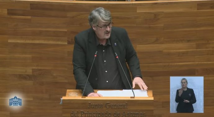 El portavoz de Convocatoria por Asturias, Xabel Vegas, durante el Pleno en la Junta General.
