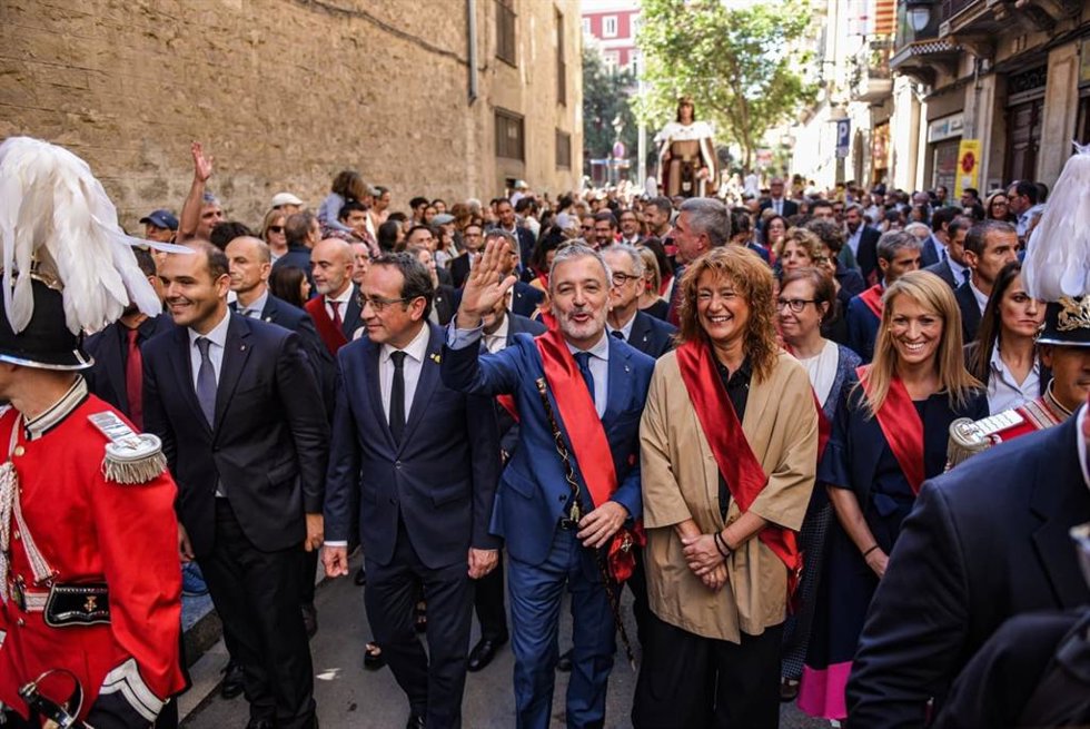 La comitiva de la Merc con el alcalde de Barcelona, Jaume Collboni; el presidente del Parlament, Josep Rull; el conseller de Presidencia, Albert Dalmau y la primera teniente de alcalde de Barcelona, Laia Bonet