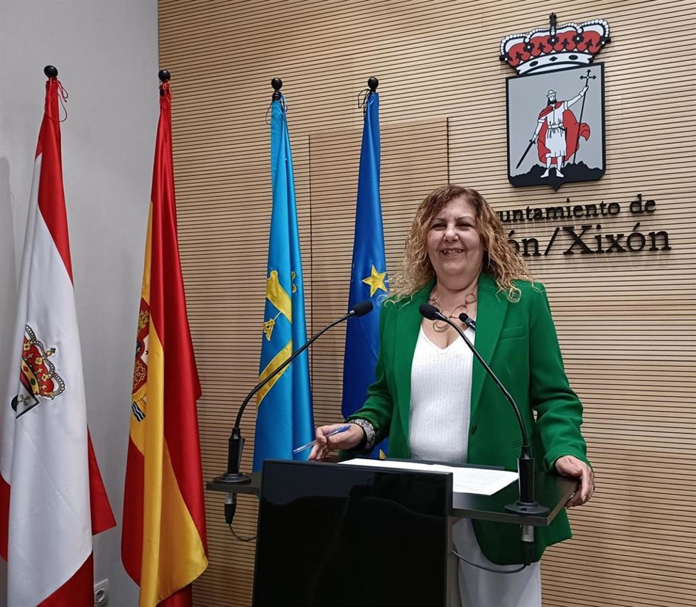 La concejala del Grupo Municipal Socialista del Ayuntamiento de Gijón Marina Pineda, en rueda de prensa en el Consistorio gijjonés.