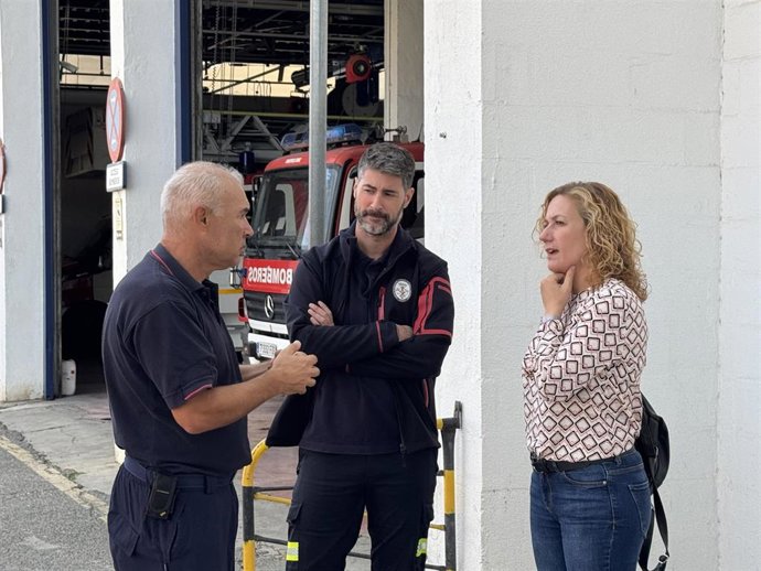 La líder de Podemos Sevilla, Susana Hornillo, y El bombero y delegado sindical de CSIF Sevilla, Antonio Santin.
