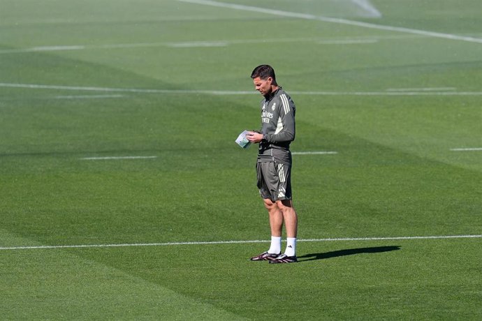 El entrenador del Real Madrid, Xabi Alonso, durante un entrenamiento en Valdebebas.