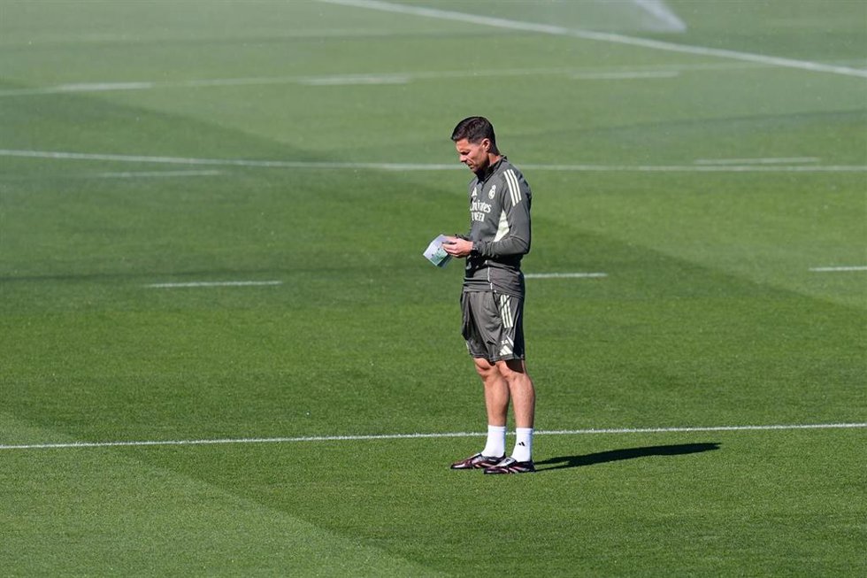 El entrenador del Real Madrid, Xabi Alonso, durante un entrenamiento en Valdebebas.