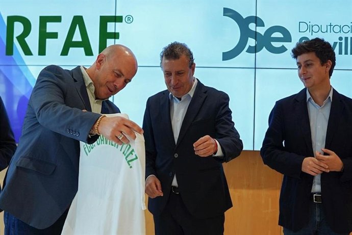 El presidente de la Diputación, en el centro, recibe a la nueva directiva de la Federación Andaluza de Fútbol.