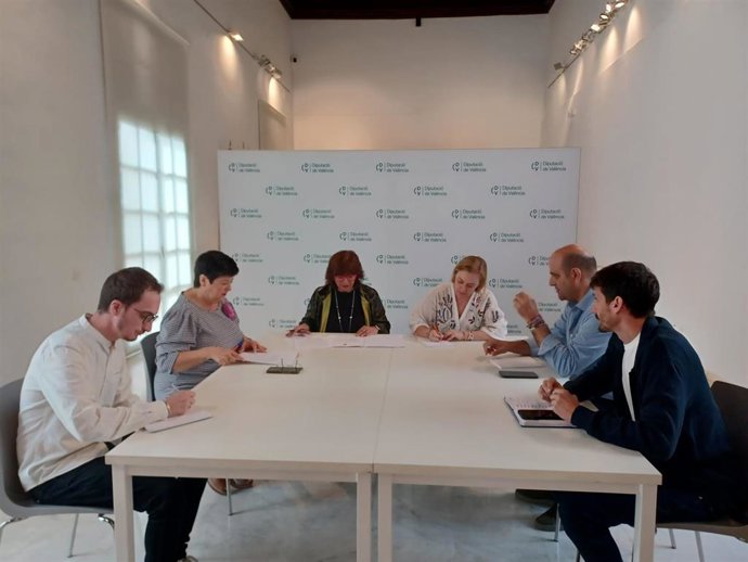 La presidenta de la Acadèmia Valenciana de la Llengua (AVL), Verònica Cantó, (i) y la vicepresidenta de la Diputació de València, Natàlia Enguix (d), mantienen un encuentro de trabajo.