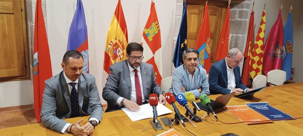 El alcalde, Jesús Manuel Sánchez Cabrera, y el director gerente del Coro y Orquesta de RTVE, Manuel Ventero, junto con el primer Teniente de alcalde y consejero delegado de Lienzo Norte, José Ramón Budiño, y Gonzalo Súnico, gerente de Lienzo Norte.