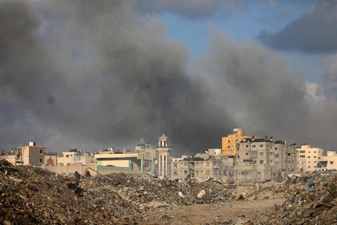 Columnas de humo tras varios ataques perpetrados por el Ejército de Israel contra el barrio de Tel al Haua, en la ciudad de Gaza, situada en el norte de la Franja de Gaza