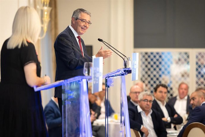 El presidente de la Diputación provincial de Málaga, Francisco Salado, en un desayuno informativo.