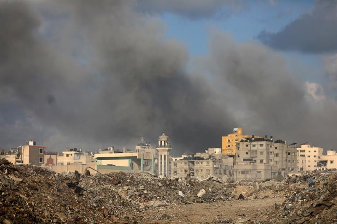 Colunas de fumaça após vários ataques do exército israelense no bairro de Tel al Haua, na Cidade de Gaza, no norte da Faixa de Gaza.