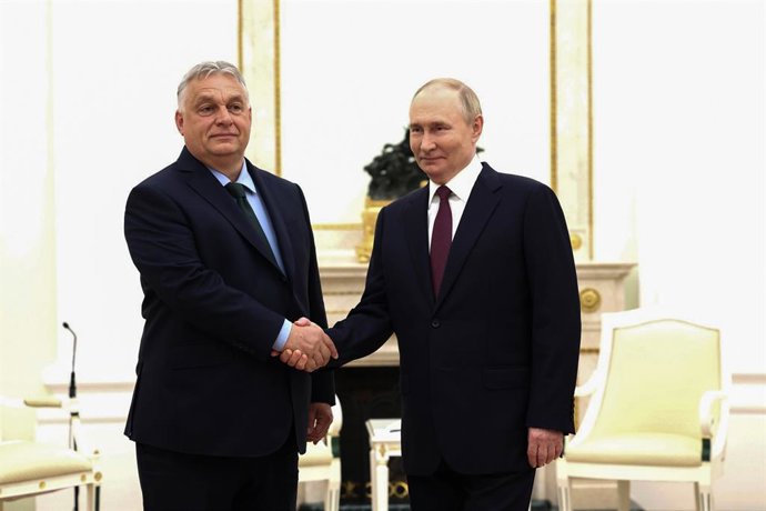 Archivo - El presidente de Rusia, Vladimir Putin (d), estrecha la mano al primer ministro de Hungría, Viktor Orbán (i), durante su visita oficial a Moscú el 5 de julio de 2024 (archivo)