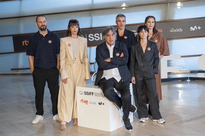 El director Agustín Díaz Yanes y los actores, Susana Abaiuta, Andrés Gertrúdix, Iraia Elias, Raúl Arévalo y Ariadna Gil, durante la presentación de 'Un fantasma en la batalla' en el Festival de Cine de San Sebastián