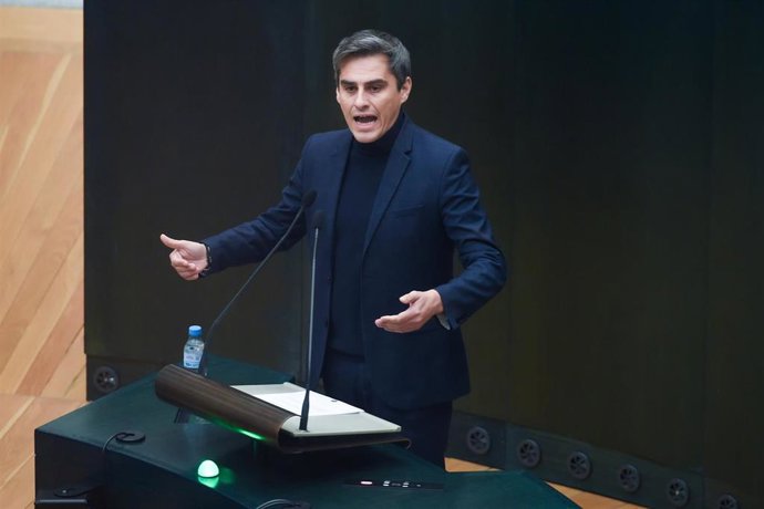 Archivo - El concejal del PSOE, Enrique Rico, durante un pleno del Ayuntamiento de Madrid, en el Palacio de Cibeles