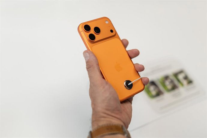Detalhe de um iPhone 17 durante o lançamento dos novos produtos da Apple na Apple Store da Puerta del Sol, em 19 de setembro de 2025, em Madri (Espanha). Esse lançamento apresenta um novo design, potência superior com o chip A19 Pro,